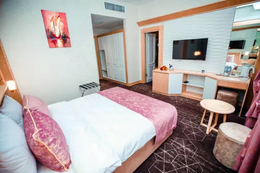 Connecting Room